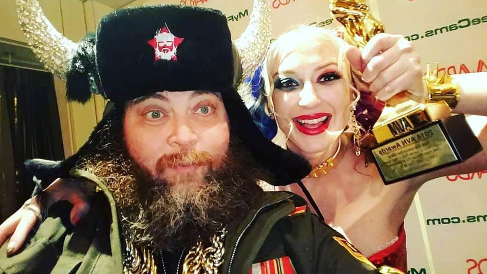 সাধারণত পর্ন তারকাদের সঙ্গী বা সঙ্গিনীকে শুটিংয়ের সেটে নিয়ে যাওয়ার এক্তিয়ার থাকে না। তবে এ ক্ষেত্রে পরিচালক এই অনুমতি দিয়ে নিজেই বিপদে পড়েন। পরিচালক প্রেমিকটিকে অনেক বোঝান যে, তিনি সত্যি সত্যিই তাঁর প্রেমিকার সঙ্গে সঙ্গম করেননি। শুধু অভিনয় করছিলেন। তবে অনেক বোঝানোর পরও ওই প্রেমিককে শান্ত করা যায়নি।