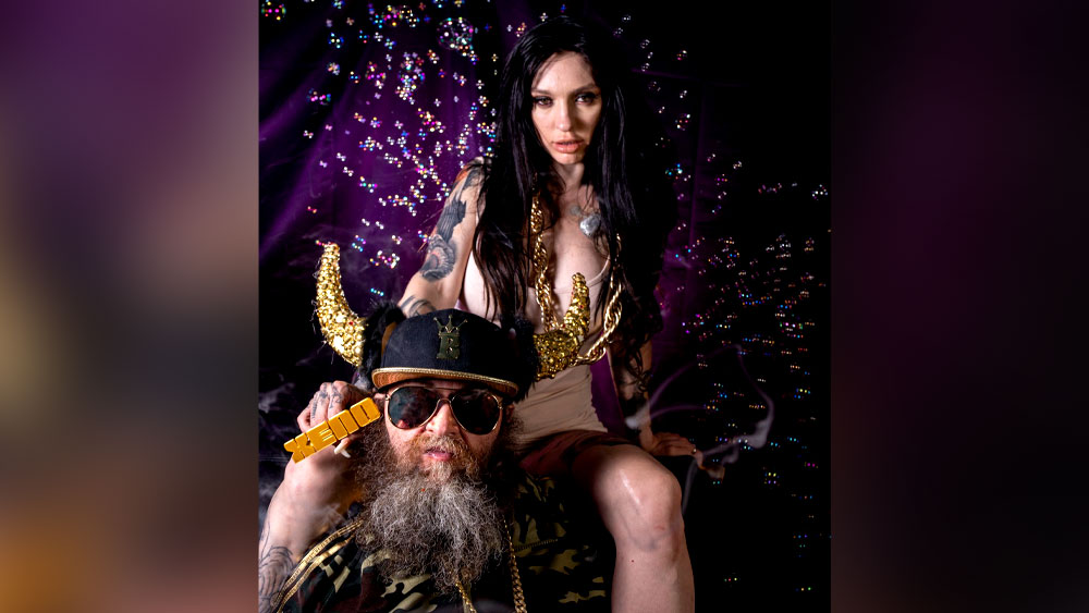 ইভান আরও জানান, এর পর ২০০৬ সালে তাঁকে আরও এক উদ্ভট ঘটনার সাক্ষী হতে হয়। সেই সময় পর্ন ছবি বানায় এমন অন্য একটি প্রযোজনা সংস্থার সঙ্গে তিনি কাজ করছিলেন। সেই সংস্থার এক অনুষ্ঠান চলাকালীন তিনি দেখেন, এক পর্ন তারকা নিজের অণ্ডকোষে পেরেক গেঁথে রেখেছেন!