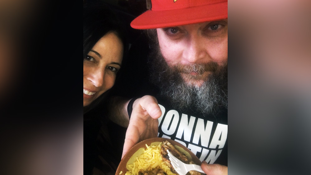 ইভান আরও এক অভিজ্ঞতার কথা জানিয়েছেন, যা দেখে তাঁর গা ঘিনঘিন করে উঠেছিল। তিনি জানান, বেশ কিছু ছবির শুটিং শৌচালয়ে হয়। তবে সেই শৌচালয়গুলিকে শুটিংয়ের আগে পরিষ্কার করা হয়। সেগুলি এতই পরিষ্কার করা হয় যে, এক জন মানুষ সেখানে বসে খেতে পারবেন বলেও ইভান জানান।