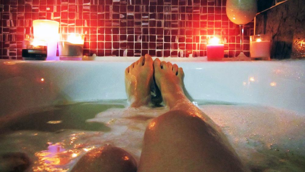 ওই পরিচালক বলেছেন, তিনি এ রকমই একটি ছবি তৈরি করছিলেন, যার শুটিং চলছিল একটি শৌচাগারে। একটি যৌন দৃশ্য করার সময় মহিলা পর্ন তারকা টয়লেট সিট ধরে বসেছিলেন। এই শুটিং চলাকালীন প্রায় সমস্ত সদস্যই শৌচাগারে উপস্থিত ছিলেন।