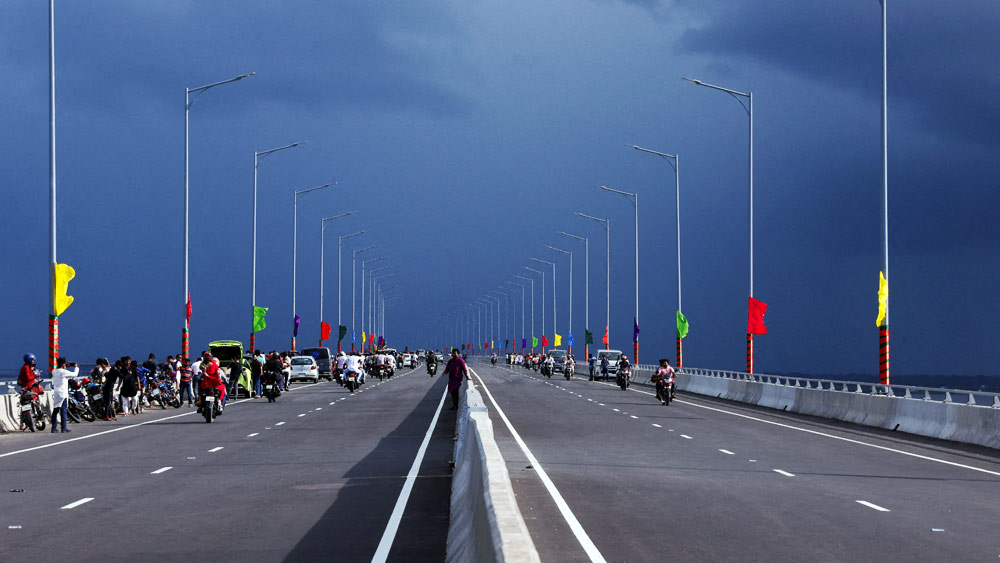 বর্তমানে চর্চার কেন্দ্রবিন্দুতে বাংলাদেশের পদ্মা সেতু। প্রতি দিনই এই সেতু, এর নির্মাণ নিয়ে নতুন নতুন তথ্য তুলে ধরা হচ্ছে। মাত্র তিন সেকেন্ডে এই সেতুতে টোল নেওয়া যাবে বলেও সম্প্রতি যেমন দাবি করেছে একাধিক বাংলাদেশি সংবাদমাধ্যম। এই সেতু নিয়ে সাধারণের কৌতূহলের শেষ নেই। 