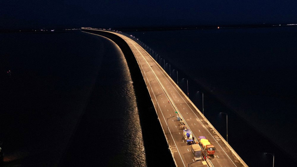 তবে শুধু পদ্মা সেতুই নয়, দেশ-বিদেশ মিলিয়ে এ রকম বহু সেতু রয়েছে, যা সোজা তৈরি করা গেলেও বেশ খানিকটা গিয়ে বেঁকে গিয়েছে। 