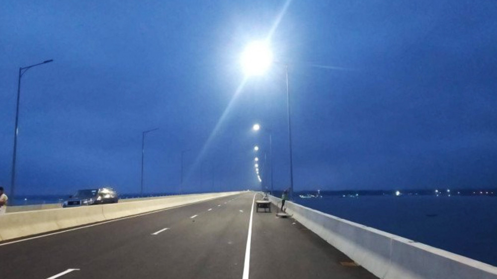 আবার অনেকের দাবি, সুন্দর দেখাতেই এই সেতুটি বাঁকিয়ে তৈরি করা হয়েছে। দুর্ঘটনা কমাতে এই সেতুতে এত বাঁক রয়েছে বলেও অনেকে মনে করছেন। নানা মুনির নানা মত থাকলেও আসল কারণ কিন্তু অন্য।