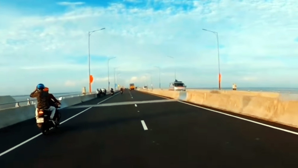 তবে সেতু বাঁকিয়ে তৈরি করা হলে চালকদের অতিরিক্ত সতর্ক হতে হয়। বড় দুর্ঘটনা থেকে বাঁচা যায় বলেও জামিলুর জানিয়েছিলেন।