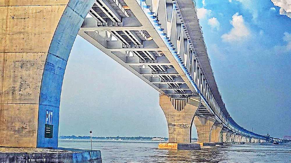 পদ্মার মতো নদীর উপরে তৈরি বেশির ভাগ বড় সেতুই বাঁকিয়ে তৈরি করা হয়। এই সেতুগুলির উপরে যানবাহনের ওজনের পাশাপাশি নীচে নদীর জলের চাপ থাকে। সেতুতে একাধিক গাড়ি চলাচলের ফলে  কম্পনের সৃষ্টি হয়। 