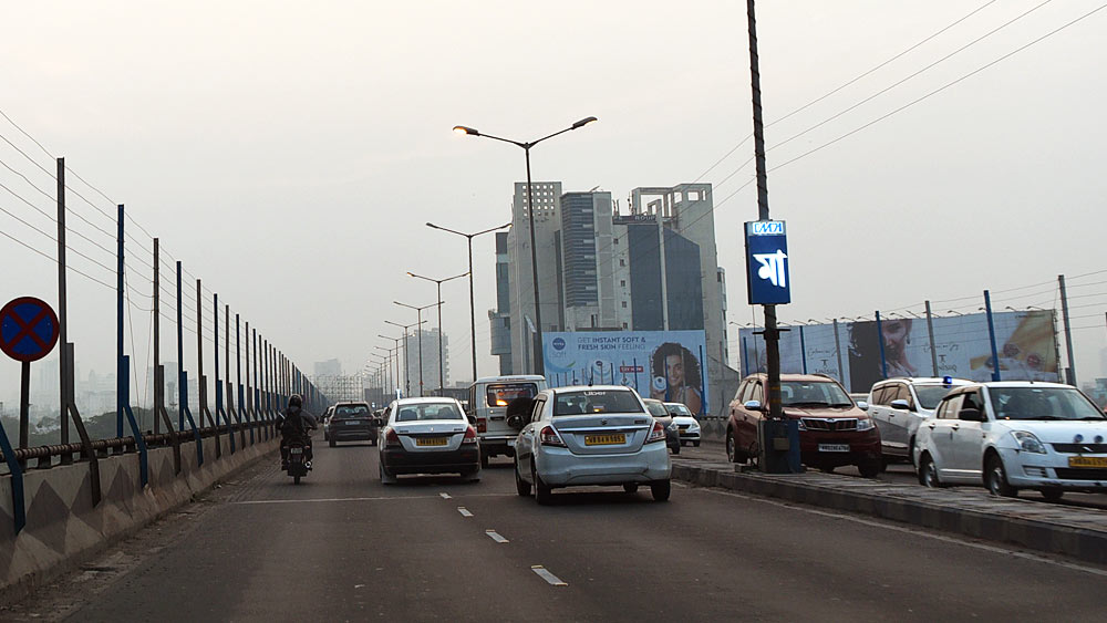 বাংলাদেশের এক সংবাদমাধ্যম অনুযায়ী, পদ্মা সেতুর নকশার দায়িত্ব দেওয়া হয়েছিল নিউজিল্যান্ডের এইসিওম-কে। ২০০৯ সালে হংকংয়ের ওই সংস্থা পদ্মা সেতুর নকশা তৈরির কাজ শুরু করে। তবে তাদের সঙ্গে ছিল অস্ট্রেলিয়ার এসমেস ইন্টারন্যাশনাল লিমিটেড, কানাডার নর্থ ওয়েস্ট হাইড্রলিক কনসালটেন্টস ও বাংলাদেশি এসিই কনসালটেন্টস লিমিটেড।
