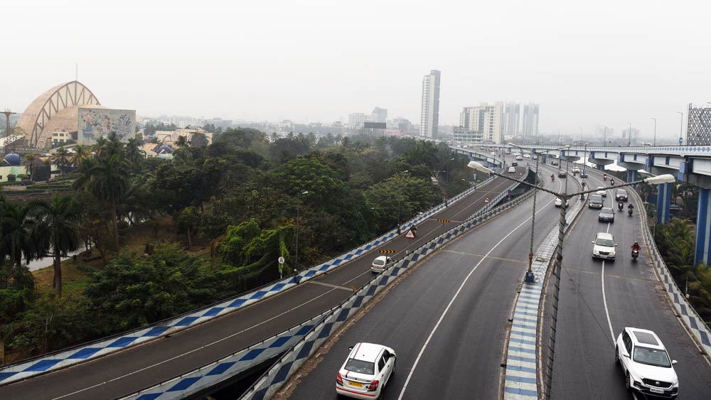 বাংলাদেশের সংবাদমাধ্যমের দাবি, সে দেশে এই মুহূর্তে ৫০ কেজির এক বস্তা সিমেন্টের দাম ৪৫০ থেকে ৫০০ টাকা। যত ভালই হোক না কেন, ৬০০ টাকার উপরে সে দেশে কোনও সিমেন্ট নেই। আর পদ্মা সেতুর পিলারে ‘মাইক্রো ফাইন’ নামে যে সিমেন্ট ব্যবহার করা হয়েছে, তার বস্তা প্রতি খরচ ১৫ হাজার টাকা! এই সিমেন্ট অস্ট্রেলিয়া থেকে আমদানি করা হয়েছে।