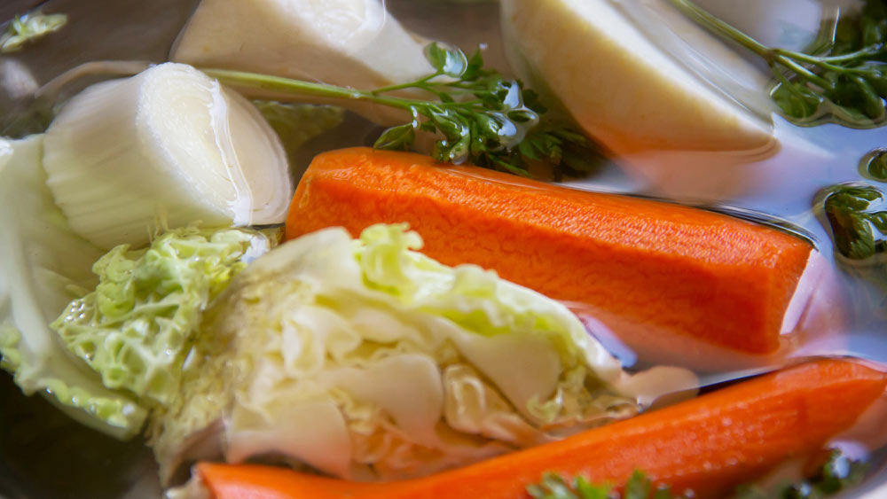 স্বাস্থ্যের কারণেই কি নিরামিষ খাবার খেতে হচ্ছে? তবুও মাছ-মাংসের প্রতি লোভ ছাড়তে পারছেন না? আমেরিকা, ইজরায়েল, সিঙ্গাপুরের মতো দেশে এমন খাবার অনবরত তৈরি করা হচ্ছে, যা খেতে অবিকল মাছ-মাংসের মতো হলেও তা আসল মাংস নয়।