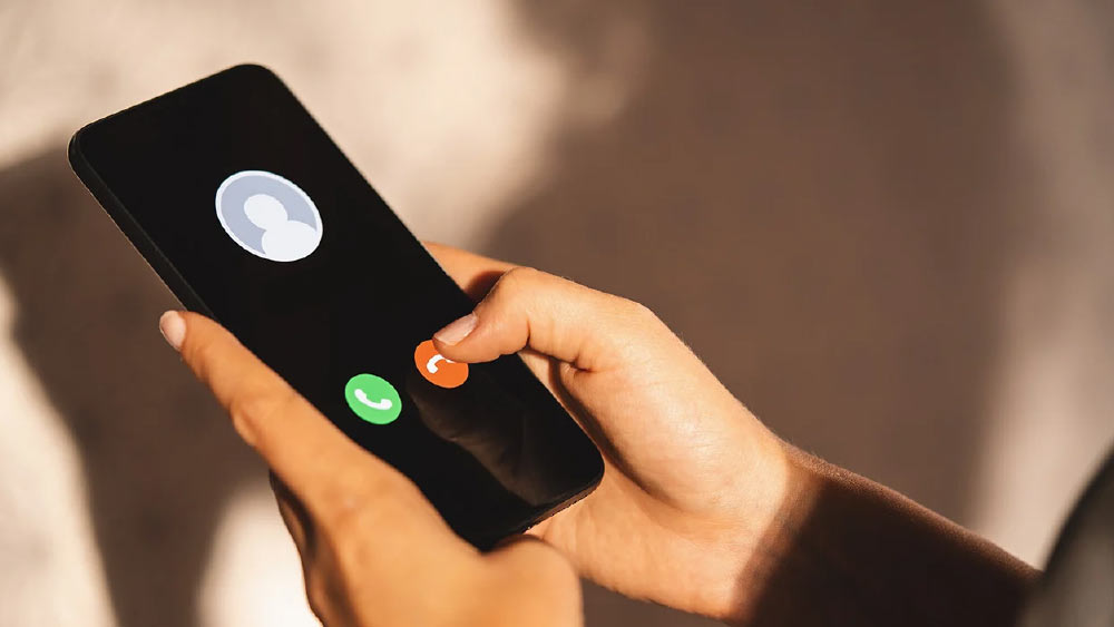 বাড়ি থেকে বার বার ফোন করা হচ্ছিল তাঁকে। কিন্তু কিছুতেই তাঁকে ফোনে পাওয়া যাচ্ছিল না।