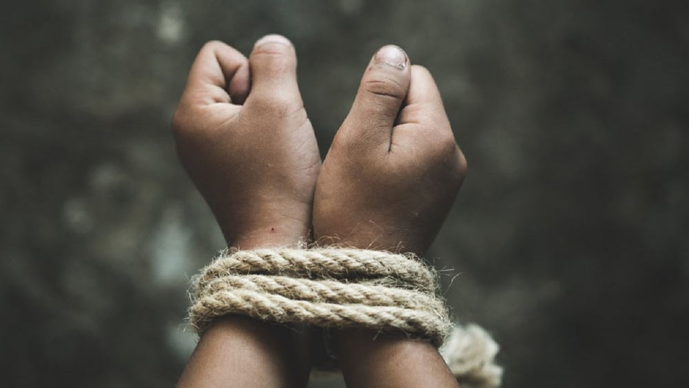 মুক্তিপণ না দিলে তাঁকে খুন করা হবে বলে সেই ভিডিয়ো বার্তায় জানায় শরথ।