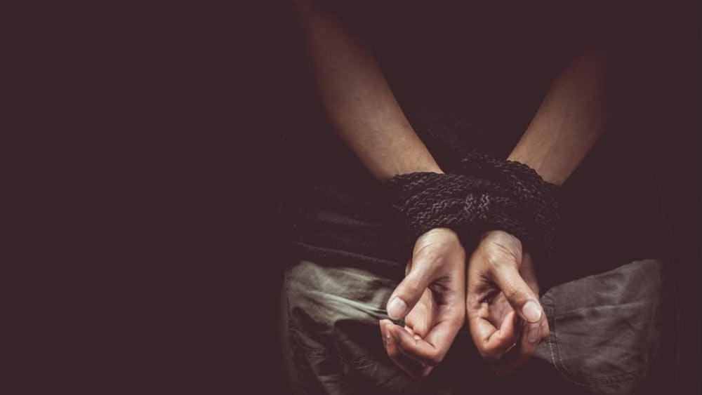 সে আরও জানায়, অপহরণকারীদের দেখতে কতকটা সন্ত্রাসবাদীদের মতো। শুধু তা-ই নয়, টাকা না দিলে তাঁর বোনেরও ক্ষতি করতে পারে সন্ত্রাসবাদীরা।