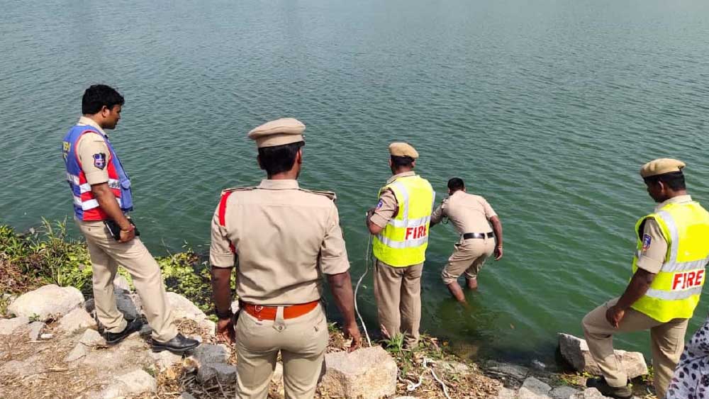 প্রথম দিকে শরথের বাড়ির লোকরা পুলিশে খবর দিতে চাননি। পরে লেকের কাছ থেকে দেহ উদ্ধার হলে পুলিশ তদন্ত শুরু করে।