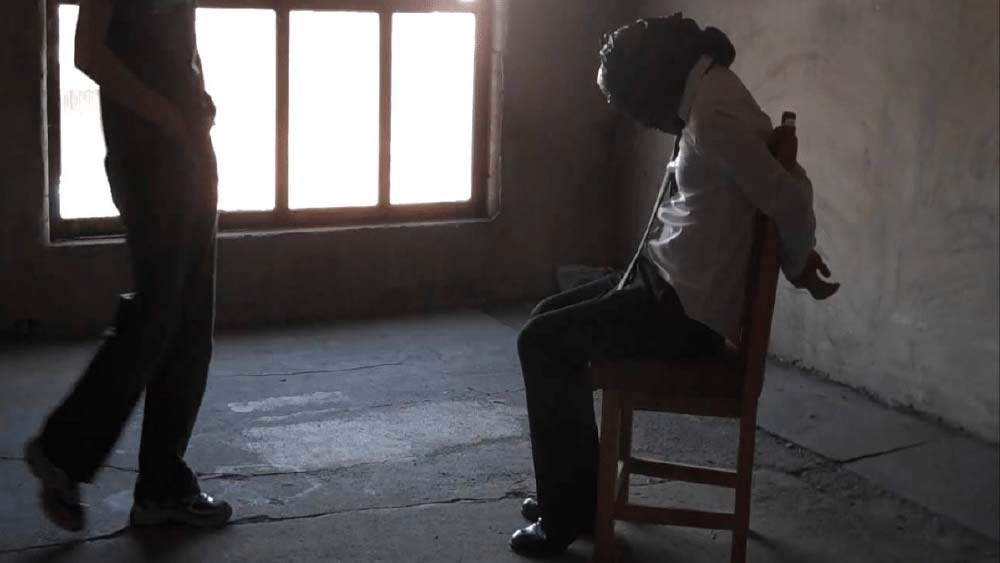 মুক্তিপণ আদায়ের জন্য শরথকে বাড়ির সামনে থেকে অপহরণ করে বিক্রম ও তাঁর সঙ্গীরা।