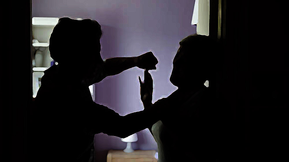 প্রথমে হ্রদের জলে দেহটি ডুবিয়ে দেওয়ার চেষ্টা করা হয়। কিন্তু না পেরে দেহটিকে হ্রদের ধারে ফেলে আসে তারা।