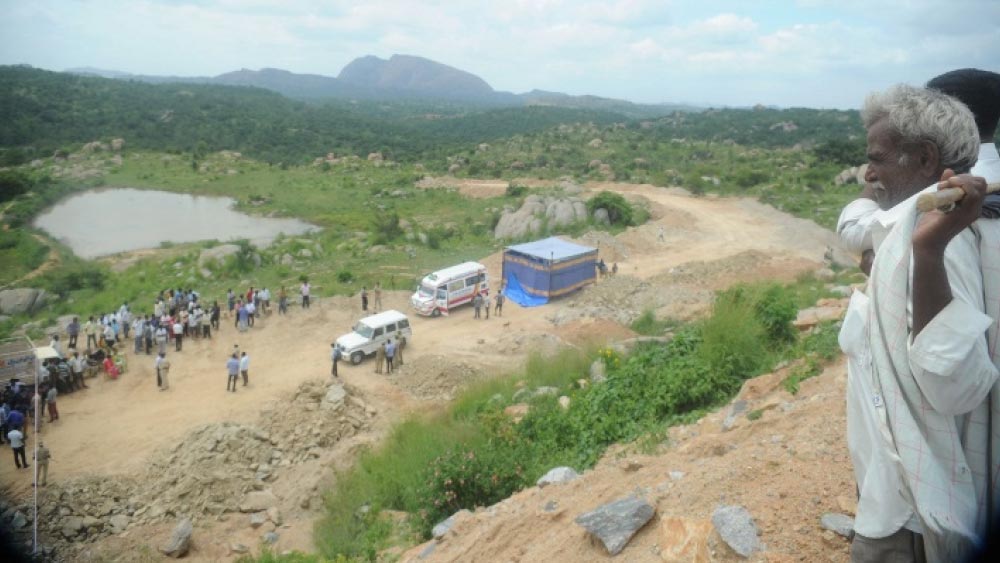 পুলিশ দেহ উদ্ধার করে ময়নাতদন্তের জন্য পাঠায়।