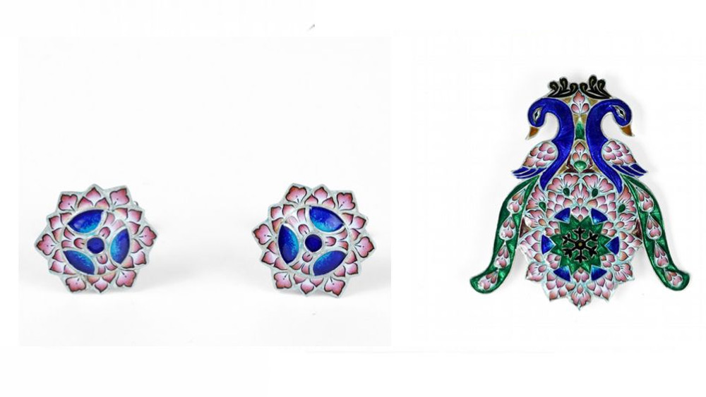 আমেরিকার প্রেসিডেন্ট জো বাইডেনকে একটি ‘গুলাবি মিনাকারি’ ব্রোচ এবং কাফলিঙ্ক সেট উপহার দিয়েছেন মোদী। এই কাফলিঙ্কগুলি রাষ্ট্রপতির জন্য এবং মানানসই ব্রোচগুলি আমেরিকার ফার্স্ট লেডি জিল বাইডেনের জন্য তৈরি করা হয়। গুলাবি মিনাকারি উত্তর প্রদেশের বারাণসীর একটি ঐতিহ্যবাহী শিল্প। খাঁটি রুপো দিয়ে এগুলি তৈরি করা হয়। রুপো গলিয়ে একটি নির্দিষ্ট আকার দিয়ে তার উপর পছন্দমতো নকশা বসানো হয়। এর পর এই নকশার উপর মিনা কাচ এবং বেদানার বীজ গুঁড়ো আঠা দিয়ে আটকানো হয়। পরে এই শিল্পকর্মকে আঁচ দিলে, তা হালকা গোলাপি রঙ ধারণ করে। এ জন্যই এই শিল্পকর্মের নাম ‘গুলাবি মিনাকারি’।