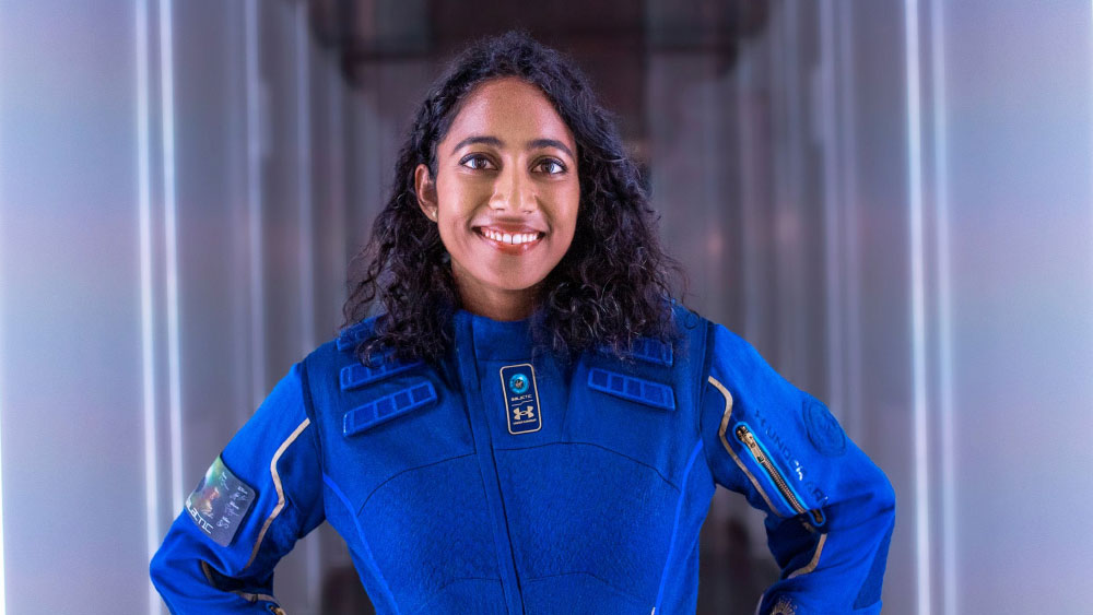 অন্ধ্রপ্রদেশের গুন্টুরে দাদুর বাড়িতে যখন বিদ্যুৎ পরিষেবা চলে যেত, তখন অন্ধকারে ছাদে শুয়ে রাতের আকাশের তারা দেখত একটা ছোট্ট মেয়ে। সে দিনের সেই একরত্তিই বড় হয়ে নিজেই মহাকাশে পাড়ি দিলেন। তিনি শিরিষা বান্দলা।