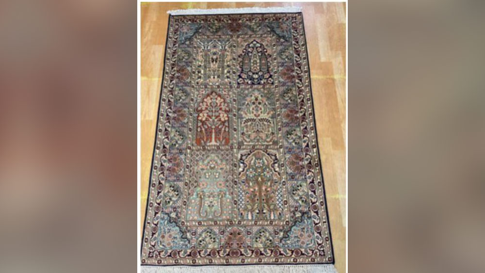 কানাডার প্রধানমন্ত্রী জাস্টিন ট্রুডোকে হাতে তৈরি একটি কাশ্মীরের সিল্কের কার্পেট উপহার দিয়েছেন মোদী। সিল্কের কার্পেট মূলত কারুকার্যের জন্য বিশ্ববিখ্যাত। তবে সমস্ত সিল্ক কার্পেটের মধ্যে কাশ্মীরি সিল্ক কার্পেটের বিশেষ নাম রয়েছে। বিশেষ সৌন্দর্য এবং কারুকার্যের জন্য কাশ্মীরি সিল্কের কার্পেট বিশেষ ভাবে পরিচিত। কাশ্মীরি সিল্ক কার্পেট প্রধানত শ্রীনগরে তৈরি হয়। সূক্ষ্ম কারুকার্য এবং বিশেষ রঙের ব্যবহারের জন্যও কাশ্মীরি কার্পেটের নাম রয়েছে। এই কার্পেটগুলি দিনের বেলায় দেখলে এক রকম রং মনে হয়, আর রাতে দেখলে অন্য রকম রঙের বলে মনে হয়।