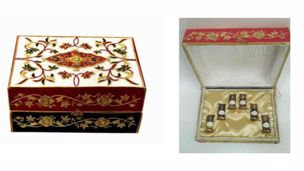 ফ্রান্সের প্রেসিডেন্ট ইমানুয়েল মাকরঁকে লখনউতে তৈরি একটি জারদোজি বাক্সে সুগন্ধি আতর উপহার দিয়েছেন মোদী। জরির কাজ করা এই জারদোজি বাক্সটি ফরাসি জাতীয় পতাকার রঙের। খাদি সিল্ক এবং সাটিনের কাজও রয়েছে এই বাক্সটিতে। বাক্সটিতে নীল রঙের ধাতব তার দিয়ে পদ্ম ফুলের নকশাও করা রয়েছে। এই বাক্সের মধ্যে চন্দনের আতর, আতরের মাটি, জুঁই তেল-সহ মোট ছ’টি শিশি রয়েছে। 