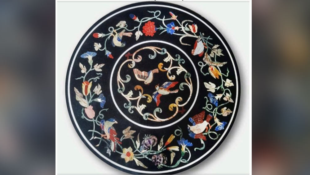 প্রধানমন্ত্রী মোদী ইতালির প্রধানমন্ত্রী মারিও দ্রাঘিকে মার্বেলের উপর নকশা করা একটি টেবিলের  উপরিভাগ উপহার দিয়েছেন। এই বিশেষ ধরনের মার্বেলের কাজ মূলত আগ্রাতে দেখতে পাওয়া যায়। ইতালির প্রধানমন্ত্রীকে উপহার দেওয়া এই মার্বেলের কারুকার্যে ফুলের নকশার পাশাপাশি বিভিন্ন পাথর খোদাই করা রয়েছে। এই শিল্পের সঙ্গে ইতালির মার্বেল শিল্পের বিশেষ মিল রয়েছে। 