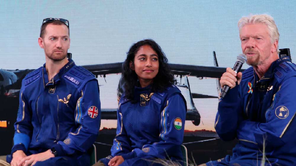 মহাকাশে পাড়ি দেওয়া সভ্যতায় এক বিরলতম অভিজ্ঞতা। তাই নিজেকে ভাগ্যবান মনে করেন বলে জানিয়েছেন শিরিষা।