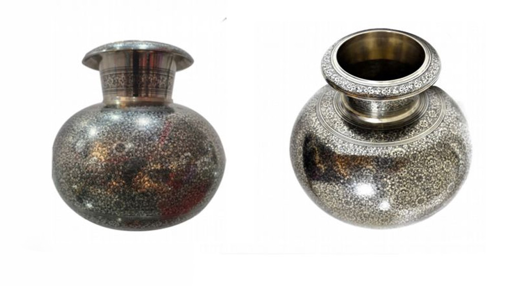 জার্মানির চ্যান্সেলর ওলাফ স্কোলজকে মোরাদাবাদের খোদাই করা ধাতবপাত্র উপহার দিয়েছেন মোদী। নিকেলের আস্তরণে ঢাকা এবং হাতে খোদাই করা এই পিতলের পাত্রের জন্য মোরাদাবাদ বিখ্যাত। মোরাদাবাদ উত্তর প্রদেশের ‘পিতল নগরী’ নামেও পরিচিত। পিতলের পাত্রগুলিকে আকার দেওয়ার পর, যে নকশাটি খোদাই করা হবে, তা প্রথমে কাগজে আঁকা হয়। এর পর ওই পাত্রের উপর হাতে নকশা খোদাই করা হয়। 