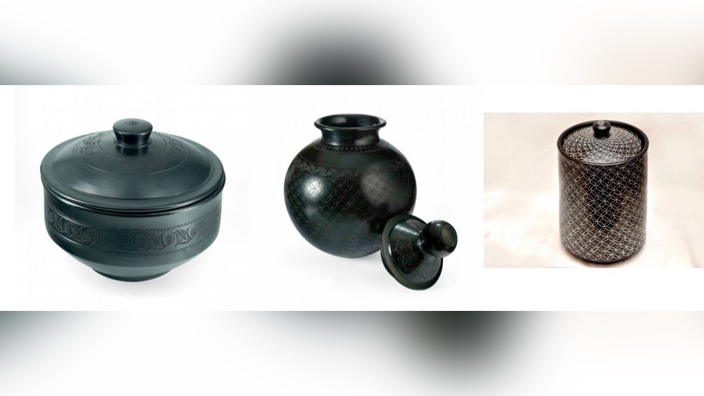 জাপানের প্রধানমন্ত্রী ইয়োশিহিদে সুগাকে কালো মাটির পাত্রের একটি সেট উপহার দিয়েছেন মোদী। উত্তর প্রদেশের নিজামবাদে মাটি দিয়ে এই বিশেষ ধরনের কালো পাত্র তৈরি হয়। মাটি থেকে কালো রঙের এই বিশেষ পাত্র তৈরি করতে বিশেষ কৌশল ব্যবহার করা হয়।