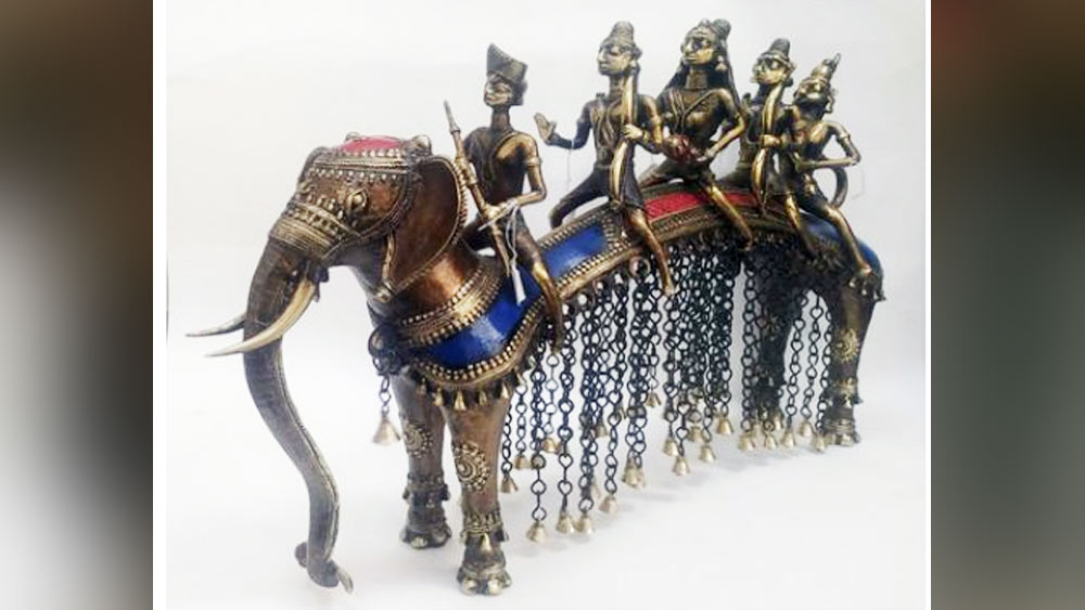 দক্ষিণ আফ্রিকার প্রেসিডেন্ট সিরিল রামাফোসাকে একটি ডোকরা শিল্পকর্ম উপহার দিয়েছেন মোদী। ডোকরা শিল্প হল লোহা ব্যতীত অন্য বিভিন্ন ধাতু ঢালাই করে তৈরি শিল্প। এই শিল্প চার হাজার বছরেরও বেশি পুরনো। কঠিন এবং ফাঁপা ধাতু দিয়ে এই বিশেষ শিল্পকর্মগুলি তৈরি করা হয়। প্রধানত মধ্য ও পূর্ব ভারতের কারিগরদের তৈরি ডোকরা শিল্পের দেশ-বিদেশে বিপুল চাহিদা রয়েছে। সিরিলকে উপহার দেওয়া ডোকরাটি ছত্তীসগঢ়ের। হাতিতে চড়ে লক্ষ্মণ, সীতা এবং হনুমানের সঙ্গে রামের যাত্রা এই শিল্পের মধ্যে দিয়ে ফুটিয়ে তোলা হয়েছে।