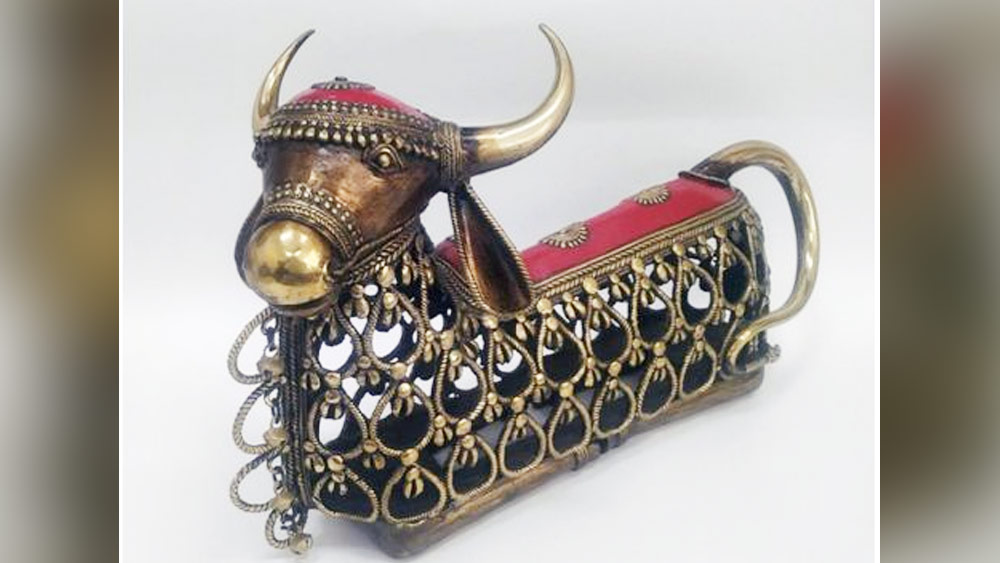 আর্জেন্টিনার প্রেসিডেন্ট আলবার্তো ফার্নান্দেজকেও ডোকরা শিল্পকর্ম উপহার দিয়েছেন মোদী। হিন্দু পুরাণ মতে, শিবের বাহন ‘নন্দী’-র একটি মূর্তি আলবার্তোকে উপহার দেন মোদী। এই ডোকরা শিল্পটিও ছত্তীসগঢ়ের।