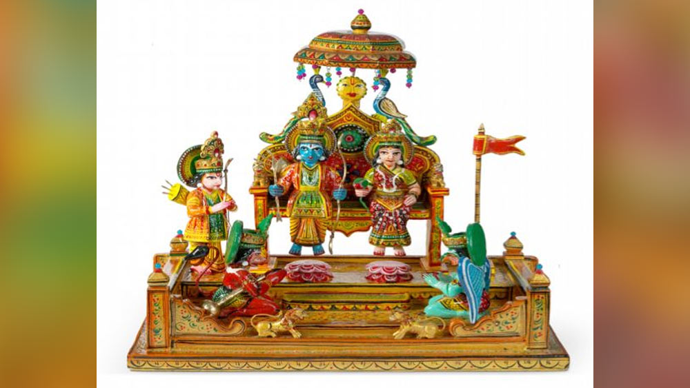 ইন্দোনেশিয়ার রাষ্ট্রপতি জোকো উইডোডোকে লাক্ষা দিয়ে তৈরি রামচন্দ্রের রাজসভার একটি মূর্তি উপহার দিয়েছেন মোদী। লাক্ষা দিয়ে তৈরি জিনিসপত্রের বিশেষ এই শিল্পের নিদর্শন মেলে উত্তর প্রদেশের মন্দির-নগরী বারাণসীতে। কাঠের মূর্তির উপর লাক্ষার আস্তরণ দিয়ে এই বিশেষ শিল্পকর্ম তৈরি হয়। ডুমুরজাতীয় গাছের কাঠ দিয়ে এই মূর্তিগুলি তৈরি হয়। ভারতের মতো ইন্দোনেশিয়াতেও রামচন্দ্রের অস্তিত্বকে সত্যি বলেই মনে করা হয়। আর সেই কারণেই ইন্দোনেশিয়ার রাষ্ট্রপতিকে মোদী এই বিশেষ মূর্তি উপহার দিয়েছেন বলে মনে করা হচ্ছে।