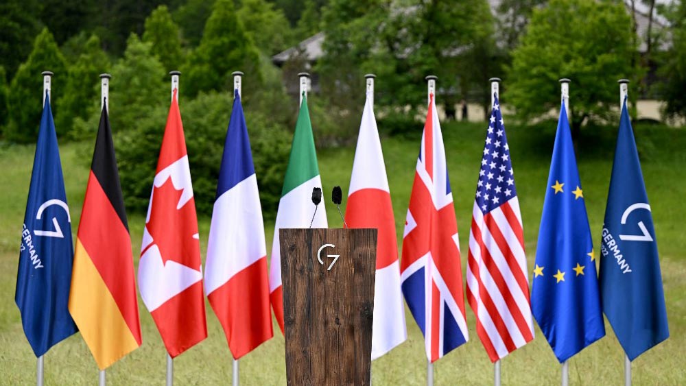 মূলত ফ্রান্স, জার্মানি, ইতালি, জাপান, ব্রিটেন এবং আমেরিকা নিয়ে জি-৬ তৈরি হয়। পরে সংযোজন হয় কানাডার। সেই থেকেই জি-৭। রাশিয়া স্থান পেলেও যুদ্ধনীতি লঙ্ঘন করে ইউক্রেন সীমান্তে হামলা চালানোর জন্য ২০১৪ সালে রাশিয়াকে এই বিশেষ দল থেকে বহিষ্কার করা হয়। জি-৭-এ বিভিন্ন দেশের প্রধান এবং ইউরোপীয় ইউনিয়নের প্রতিনিধিরা উপস্থিত থাকেন। ভারত জি-৭ দলের সদস্য না হলেও আরও বেশ কিছু দেশের প্রধানের পাশাপাশি মোদীকেও এই বৈঠকে যোগ দিতে আমন্ত্রণ জানানো হয়।