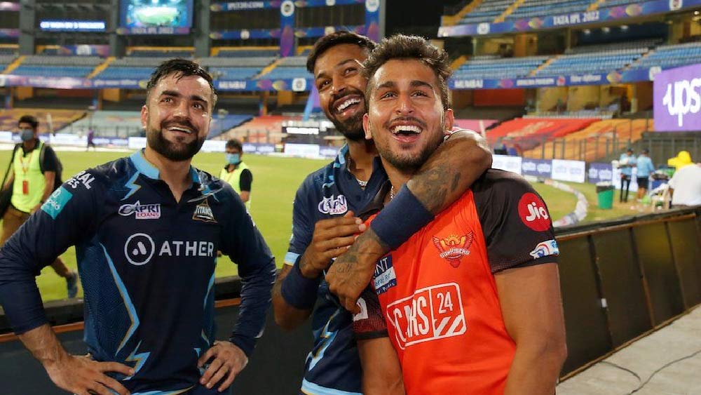 রশিদ খান এবং হার্দিক পাণ্ড্যর সঙ্গে উমরান মালিক।