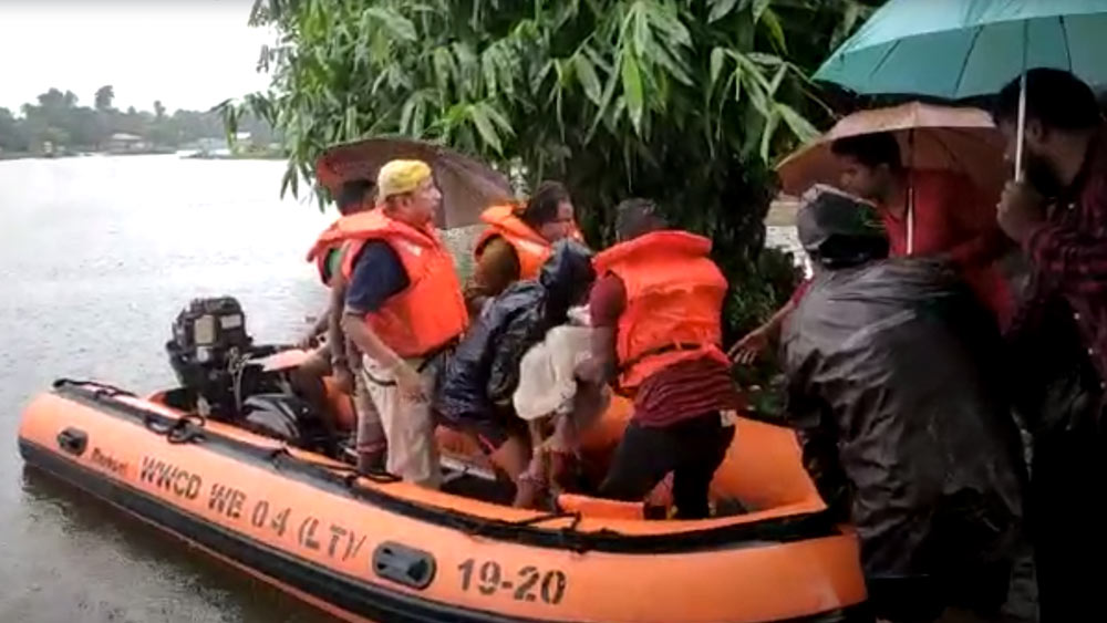 স্পিড বোটে করে মানুষকে উদ্ধার।