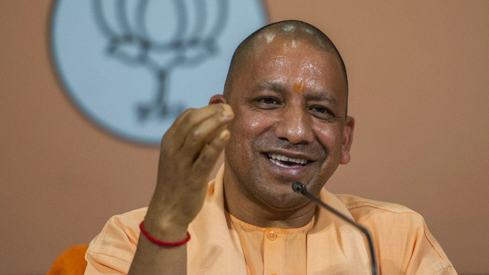 প্রসঙ্গত, জি-৭ বৈঠকে যোগ দেওয়া বিভিন্ন দেশের প্রতিনিধিদের যে উপহারগুলি মোদী দিয়েছেন, সেখানেও প্রাধান্য পেয়েছে উত্তর প্রদেশই। উপহার দেওয়া হস্তশিল্প সামগ্রীগুলির আটটিই যোগীরাজ্যের। একটি শিল্পকর্ম কাশ্মীরের এবং দু’টি ছত্তীসগঢ়ের। তবে অনেক ক্ষেত্রের মতোই এখানেও ব্রাত্য থেকে গেল বাংলা-সহ অন্য রাজ্যের শিল্প। সংশ্লিষ্ট মহলের দাবি, জি-৭ বৈঠকের মতো একটি আন্তর্জাতিক মানের বৈঠকে অন্য রাজ্যের শিল্পগুলিকেও সমান গুরুত্ব দেওয়া উচিত ছিল দেশের প্রধানমন্ত্রীর। 