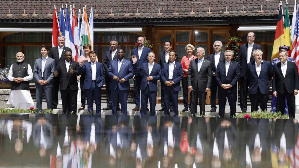 দেখা হল। কথা হল। জি-৭ বৈঠকে একসঙ্গে কথাবার্তা বললেন রাষ্ট্রনেতারা। কখনও বা নরেন্দ্র মোদী আলাদা ভাবে মুখোমুখি বিভিন্ন দেশের রাষ্ট্রপ্রধানের সঙ্গে। গুরুগম্ভীর কথাবার্তা যেমন ছিল, তেমনই ছিল সৌজন্যের প্রীতি বিনিময়, কিছু ব্যক্তিগত আদানপ্রদানও।