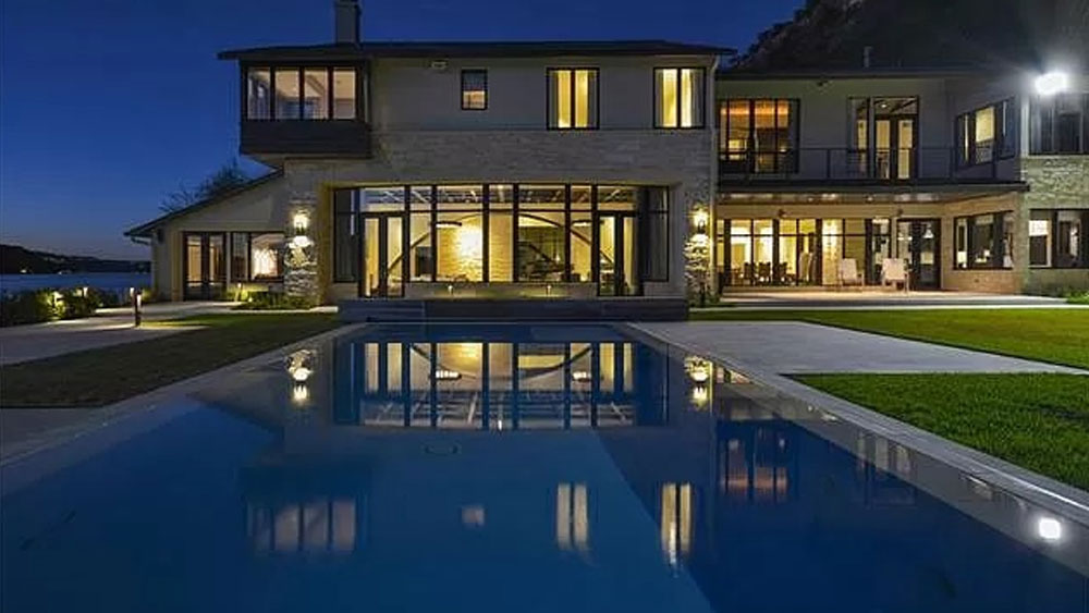 ধনী পরিবারের সন্তান এলনের পড়াশোনা পেনসিলভানিয়া বিশ্ববিদ্যালয়ে। তবে তিনি বিশ্ববিদ্যালয়ের হস্টেলে থাকতেন না। নিজের জন্য একটি বড় অ্যাপার্টমেন্ট ভাড়া করেছিলেন এলন। যার ভাড়ার অর্থ  জোগাতেই অ্যাপার্টমেন্টকে নাইটক্লাব বানিয়ে নেন এলন।