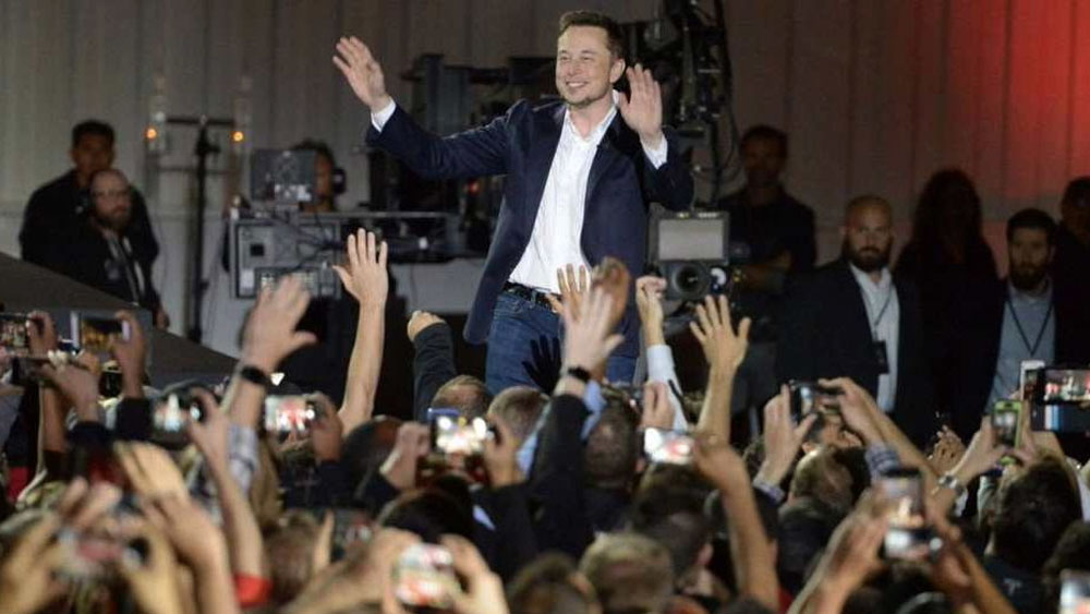 এলনের নাইটক্লাবের প্রবেশাধিকার মিলত ৫ ডলারে। এক বার একসঙ্গে ৫০০ অতিথি এসে হাজির হয়েছিলেন। এক রাতে আড়াই হাজার ডলার উপার্জন করেছিলেন বর্তমানে বিশ্বসেরা ধনকুবের। ভারতীয় মুদ্রায় যা প্রায় ২ লক্ষ টাকার কাছাকাছি।