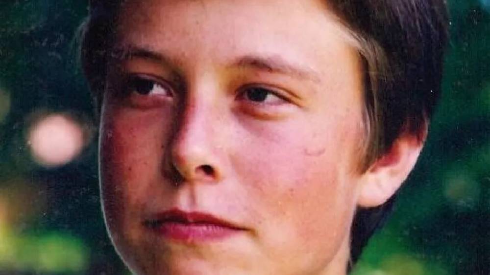 তবে এলনের এমনই সব গত ভাঙা ভাবনার পরিচয় বরাবর পেয়েছে দুনিয়া। মাত্র ১২ বছর বয়সে একটি কম্পিউটার গেম তৈরি করেছিলেন এলন। নাম ‘ব্লাস্টার’। ওই বয়সে গেমটির সোর্স কোড বিক্রি করেই প্রথম উপার্জন তাঁর।