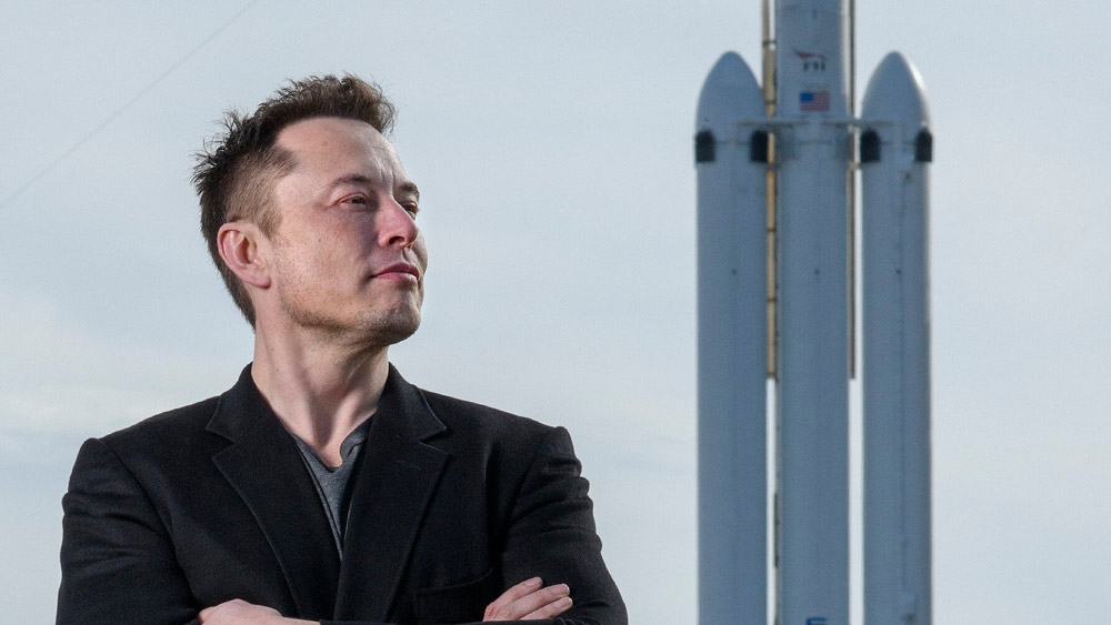 মহাকাশ বিজ্ঞান এবং মঙ্গল অভিযান নিয়ে আগ্রহী এলন হঠাৎই ঠিক করেন, মঙ্গলে গ্রোথ চেম্বার তৈরির অর্থ তিনি জোগাবেন। কিন্তু মহাকাশ যাওয়ার রকেট পেতে অসুবিধা হচ্ছিল তাঁদের। মাস্ক হঠাৎই ঠিক করেন কম দামে মহাকাশ অভিযানের রকেট তিনিই তৈরি করবেন। আমেরিকার মহাকাশযান প্রস্তুতকারী সংস্থা ‘স্পেসএক্স’-এর যাত্রা শুরু সেই থেকেই।
