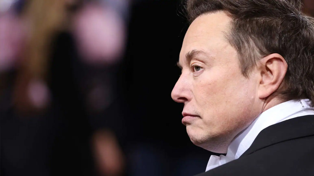 ২০১৩ সালে ব্যবসায় মন্দা চলছিল মাস্কের। গুগলের সিইও ল্যারি পেজকে টেসলা বিক্রি করার সিদ্ধান্ত নিয়েই ফেলেছিলেন মাস্ক।