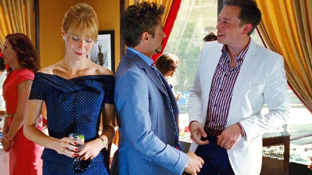 আয়রন ম্যান ওরফে টোনি স্টার্কের চরিত্রাভিনেতা রবার্ট ডাউনি জুনিয়রকে যখন চরিত্রটির জন্য প্রস্তুত করাচ্ছিলেন পরিচালক জন ফ্যাব্রু, তখন তিনি এলনের সাহায্য নেন। কারণ ছবির টোনি স্টার্কও তাঁর মতোই একজন প্রযুক্তি বাণিজ্যের ‘ডন’। একজন ধনকুবের। ছবিতে মাস্ক অভিনয়ও করেছিলেন ছোট্ট একটি চরিত্রে।