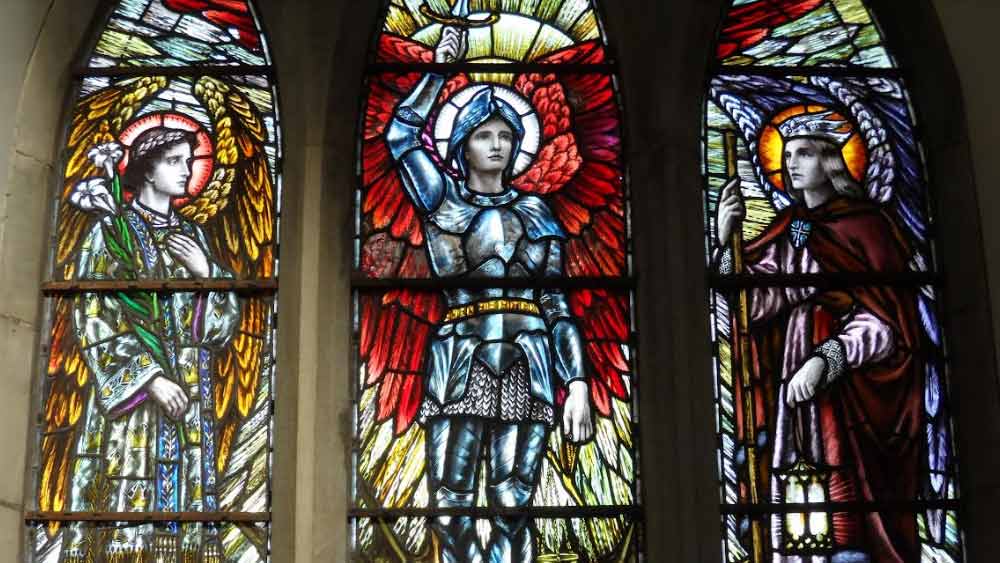 ইহুদি পুরাণ ‘তালমুদ’-এ লিলিথকে আদমের প্রথম স্ত্রী হিসেবে বর্ণনা করা হয়েছিল। কিন্তু ঈশ্বর তাঁকে আদমের নিঃশর্ত আনুগত্য স্বীকারের নির্দেশ দিলে তিনি সেই আদেশ অমান্য করে নিজেই স্বর্গোদ্যান ছেড়ে চলে যান (লক্ষণীয়, ঈশ্বর তাঁকে বিতাড়িত করেননি)। লিলিথের খোঁজে তিন জন দেবদূতকে পাঠানো হয়। মরুসাগরের তীরে লিলিথ ও তাঁর দানববাহিনীর সঙ্গে দেবদূতদের যুদ্ধ হয়। সেখানে প্রতি দিন লিলিথ শতাধিক দানবের জন্ম দিয়ে বাহিনীর শক্তি বাড়ান এবং দেবদূতদের হঠিয়ে দেন। (সঙ্গের ছবিটি আয়ারল্যান্ডের একটি গির্জায় তিন প্রধান দেবদূতের স্টেনড গ্লাস প্রতিকৃতি)