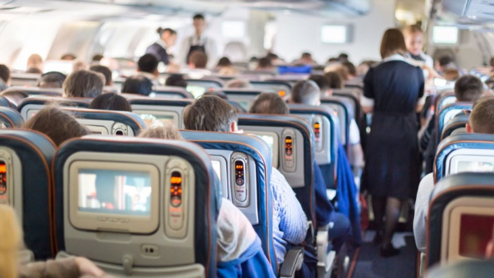 বিমানটির বিশাল আয়তন এবং বিলাসবহুল ব্যবস্থাপনা দেখে অনেকে লিখেছেন, ‘ক্ষমতা অনুযায়ী সবচেয়ে নীচের ডেকের টিকিট কেটে দেখা গেল সেখানে পা রাখার পর্যন্ত জায়গা নেই।’