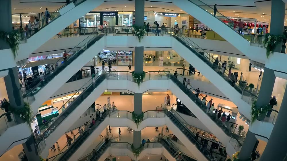 ভিডিয়োটিতে দেখা গিয়েছে, বিমানটিতে থাকবে রেস্তরাঁ, জিম, শপিং মল, সিনেমা হল, এমনকি সুইমিং পুলও। 