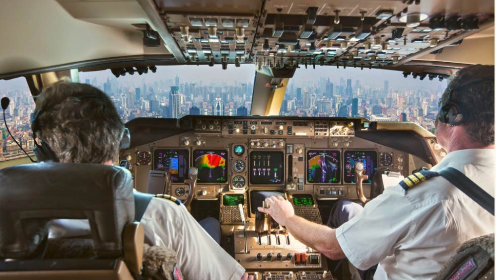 তাঁর ভিডিয়োটিতে অনেকে প্রশ্ন করেছিলেন যে, বিমানটি চালাবে কে? 