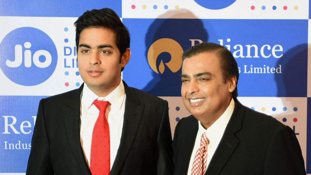 দেশে ফাইভ জি পরিষেবা শুরু হতে  চলেছে কয়েক মাসের মধ্যেই। এরই মাঝে রিল্যায়্যান্স জিয়ো সংস্থার চেয়ারম্যান পদ থেকে ইস্তফা দিলেন শিল্পপতি মুকেশ অম্বানী। এর দায়িত্ব পেলেন তাঁর পুত্র আকাশ। সংস্থার নন-এগজিকিউটিভ ডিরেক্টর ছিলেন তিনি।