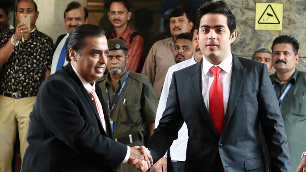 ২৭ জুন বোর্ড অব ডিরেক্টরসের বৈঠকে এই সিদ্ধান্ত নেওয়া হয়েছে। এত দিন বাবার পাশে থেকেই কাজ করেছেন আকাশ। কিন্তু এখন থেকে একা হাতে সামলাতে হবে সংস্থার দায়িত্ব।