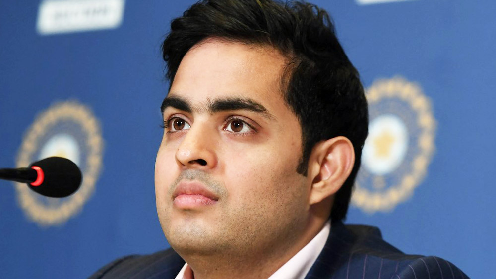 ২০১৮ সালের তথ্য অনুযায়ী, তিনি আড়াই লক্ষ কোটি টাকার মালিক। মুম্বইয়ের ক্যাপিয়ন স্কুলে তাঁর পড়াশোনা। এর পর তিনি ধীরুভাই অম্বানী ইন্টারন্যাশনাল স্কুলে পড়েছেন। আকাশের দাবি, প্রাথমিক স্কুলজীবনে তাঁর কোনও ধারণা ছিল না যে, তিনি ভারতের সবচেয়ে ধনী পরিবারের সদস্য।