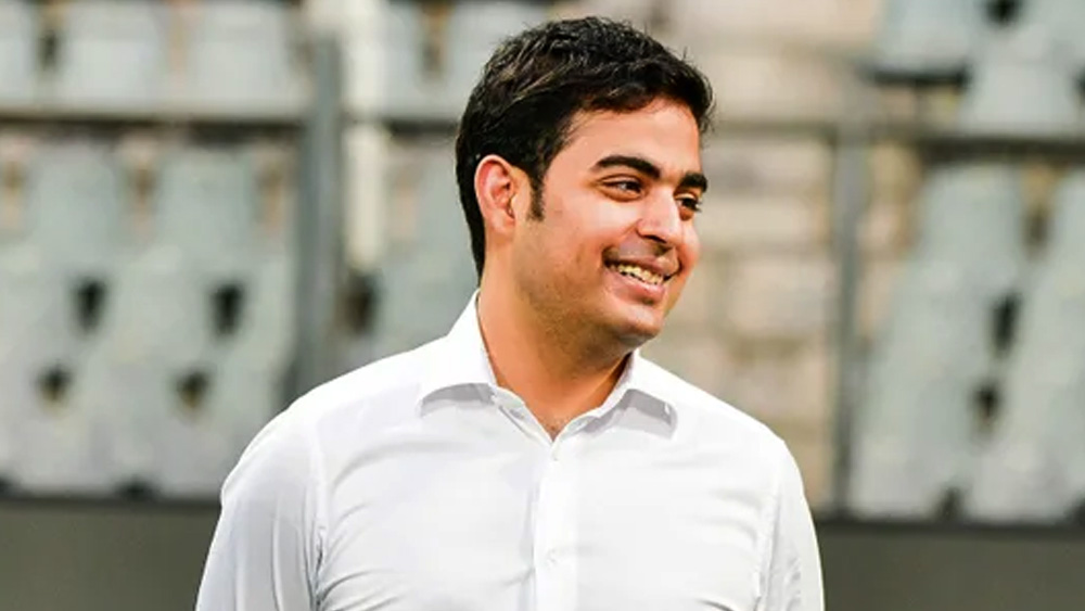 সংবাদ সংস্থা সূত্রের খবর, তিনি একাদশ শ্রেণিতে পড়াকালীন রিল্যায়্যান্স ইন্ডাস্ট্রির ইতিহাস নিয়ে একটি রচনাও লিখেছিলেন।