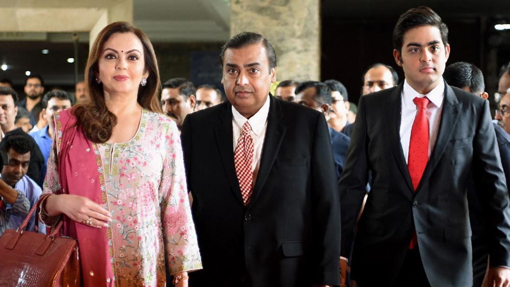 যদিও কর্মজগতে তাঁর হাতেখড়ি হয়েছে মা নীতা অম্বানীর মাধ্যমে। ক্রিকেট-ভক্ত হওয়ায় নীতা তাঁকে ‘মুম্বই ইন্ডিয়ানস’ সংক্রান্ত কাজ সামলানোর দায়িত্ব দেন। এখনও তিনি এই কাজের সঙ্গে সরাসরি যুক্ত।